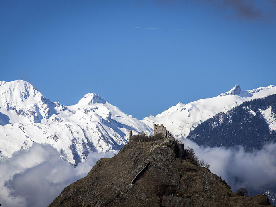 Die Tourismus-Branche erhofft sich von Olympischen Winterspielen neuen Schwung für den alpinen Tourismus. Im Bild sieht man das Schloss Tourbillon in Sitten, umgeben von den Walliser Alpen. (Archiv)