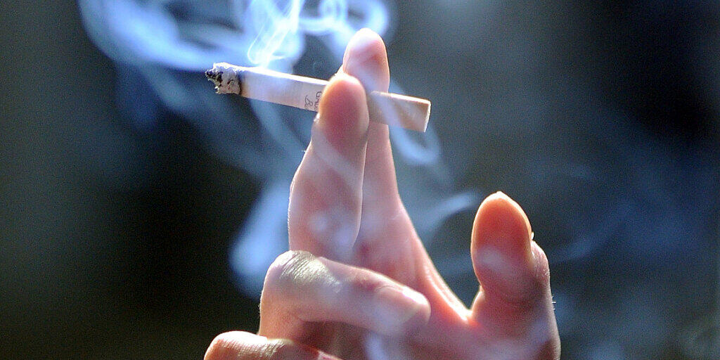 Erst ausstempeln, dann rauchen: Dies gilt ab 1. Februar für einen Teil der Kantonsangestellten im Tessin. (Symbolbild) Erst ausstempeln, dann rauchen: Dies gilt ab 1. Februar für einen Teil der Kantonsangestellten im Tessin. (Symbolbild)