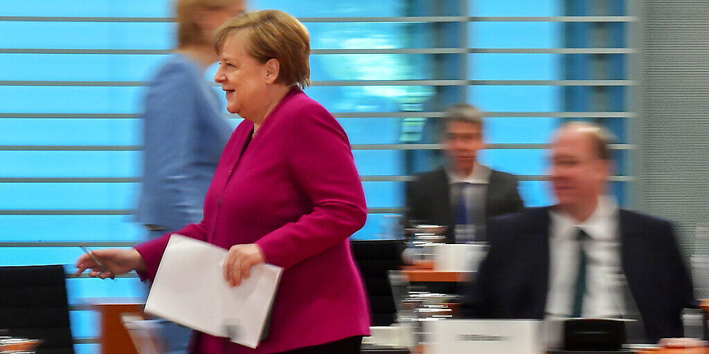 Bundeskanzlerin Angela Merkel (CDU) kommt zur Kabinettssitzung. Foto: Tobias Schwarz/AFP-Pool/dpa