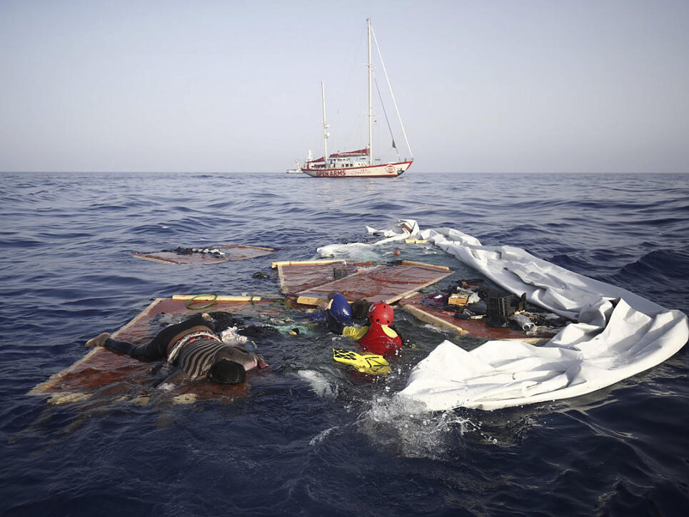 Überreste eines Flüchtlingsboots im Mittelmeer vor der Küste Libyens: Im Wasser treiben auch zwei Leichen. (Archivbild)