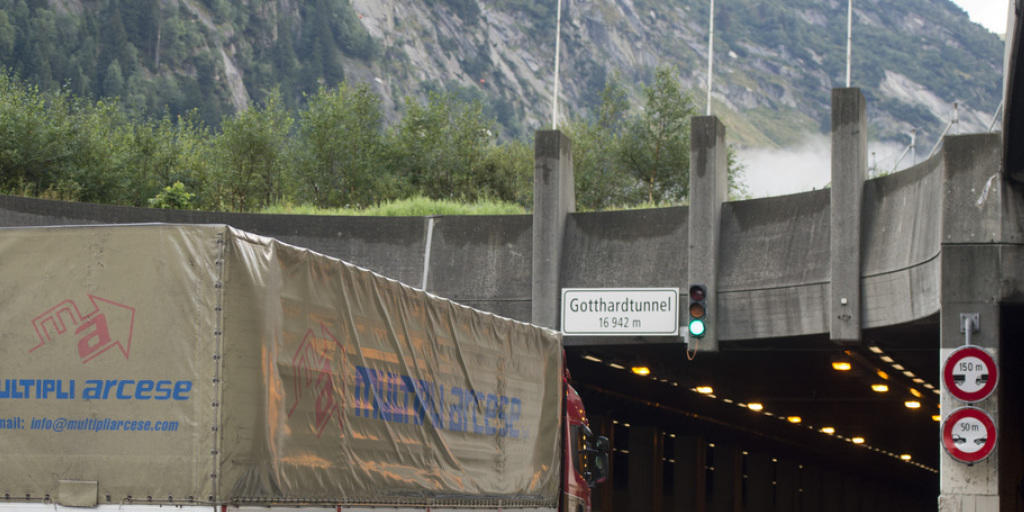 Ein Lastwagen fährt in Göschenen in den Gotthard-Strassentunnel (Archiv).