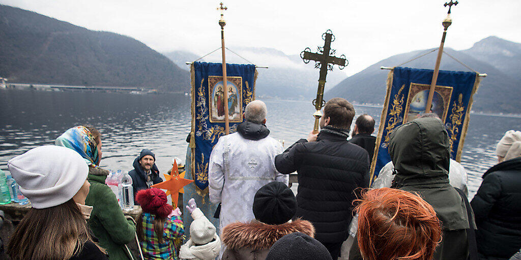 Nicht nur in Russland: Gläubige der russisch-orthodoxen Gemeinde wagen sich bei der Wasserweihe  in Melide in den Luganersee. G