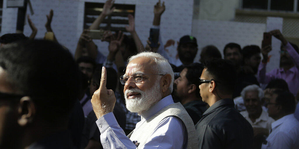 Indiens Regierungschef Narendra Modi gab seine Stimme in seinem Heimatstaat Gujarat ab.