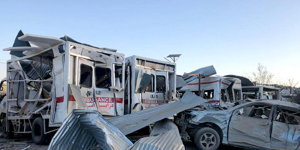 Zerstörte Krankenwagen nach einem Anschlag in Südafghanistan. Bei der Explosion der Autobombe wurde auch das örtliche Spital zerstört.