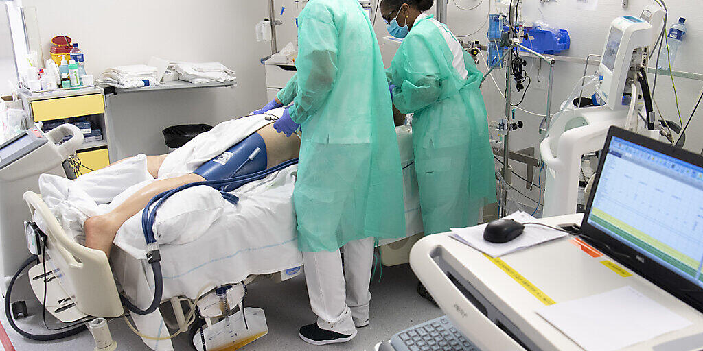Ein Coronavirus-Patient wird am Lausanner Universitätsspital Chuv behandelt. (Archivbild)