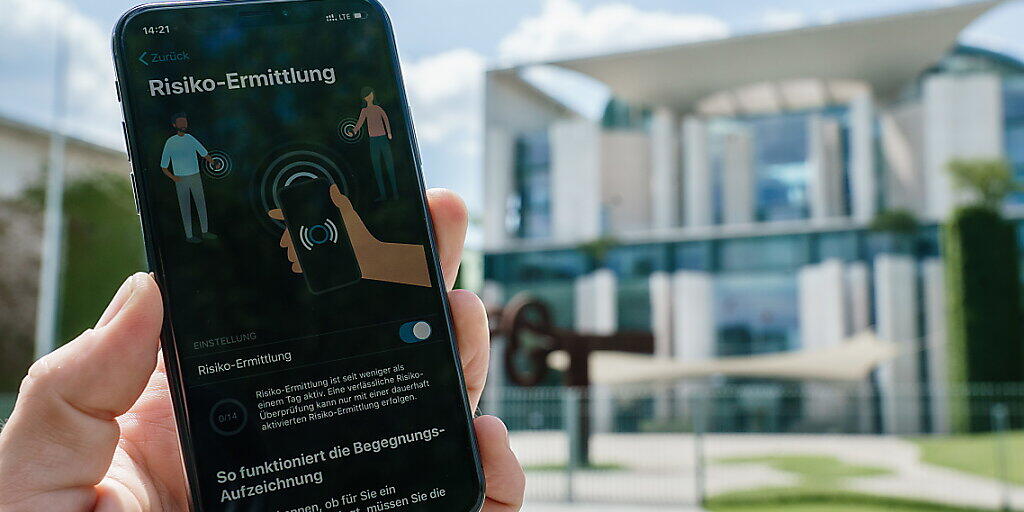 In Deutschland sind auch bei iPhones Lücken bei der Corona-Warn-App aufgetreten, nachdem zuvor bereits bei Geräten mit dem Betriebssystem Android Probleme festgestellt worden waren. (Archivbild)