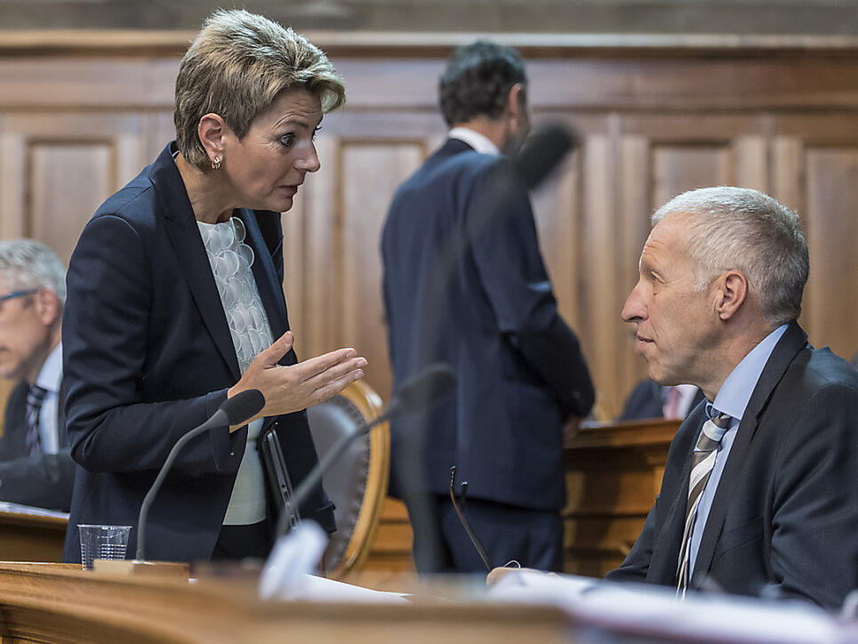 Karin Keller-Sutter (FDP/SG) und Konrad Graber (CVP/LU) haben im Parlament eine Änderung der Regeln über Arbeits- und Ruhezeiten angestossen. Die Ständeratskommission hat nun Gesetzesprojekte ausgearbeitet. (Archiv)