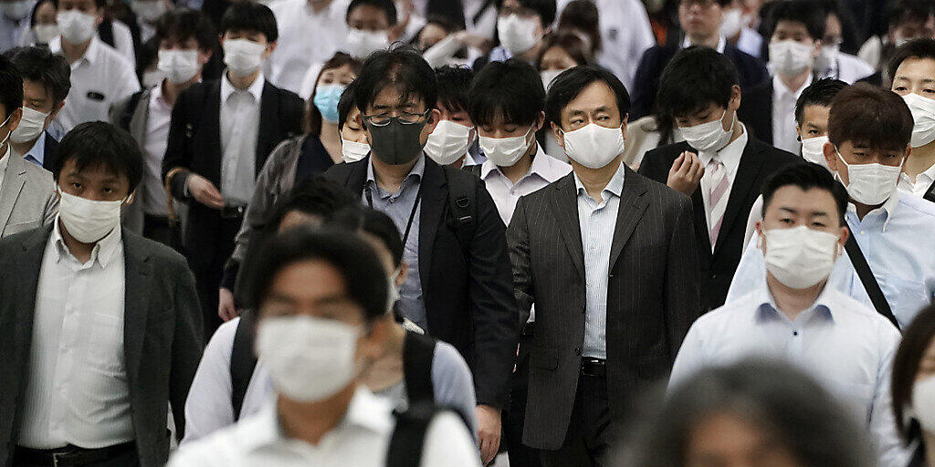 Die Behörden in Japan warnen wegen der Hochsommerhitze vor gesundheitlichen Problemen beim Tragen von Masken. (Symbolbild)