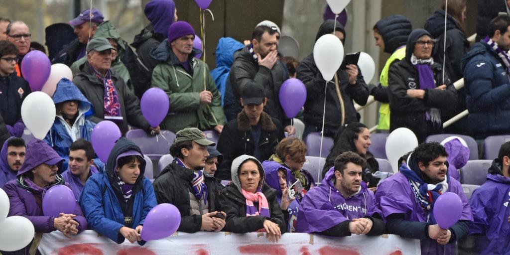 Fans halten vor dem Spiel Fiorentina - Benevento ein Banner für den verstorbenen Fiorentina-Captain Davide Astori