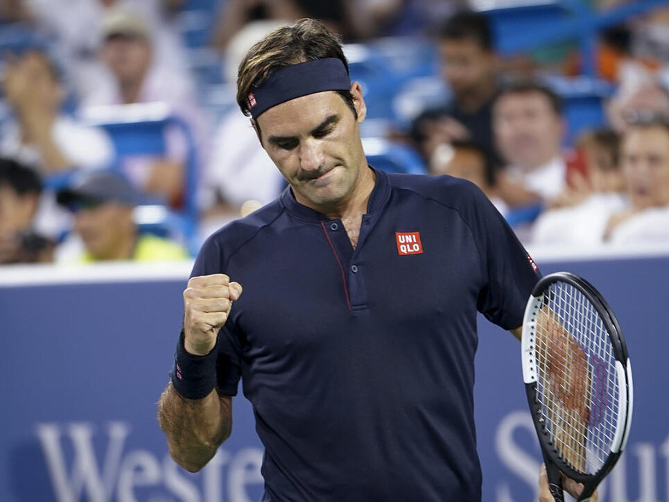 Roger Federer rang nach einem langen Tag kurz vor Mitternacht in einem spektakulären Thriller Stan Wawrinka nieder