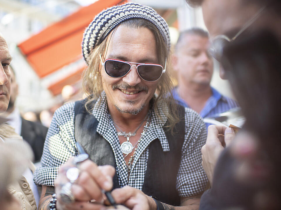 Und alle wollen sie ein Autogramm von Johnny Depp in Zürich.