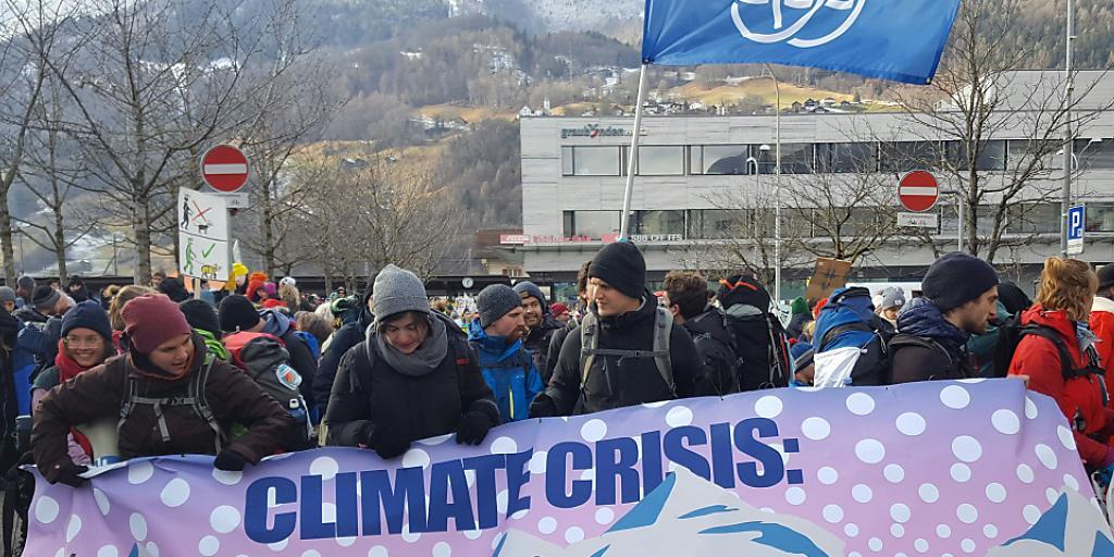 Das WEF soll sich der Klimaverantwortung stellen: Mit dieser Forderung ist in Landquart der Klimamarsch nach Davos gestartet.