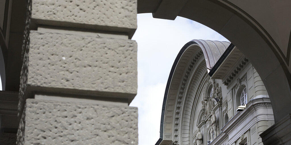 Die Schweizerische Nationalbank (SNB) am Bundesplatz in Bern. Die SNB hat im ersten Quartal einen Verlust von 6,8 Milliarden Franken eingefahren.