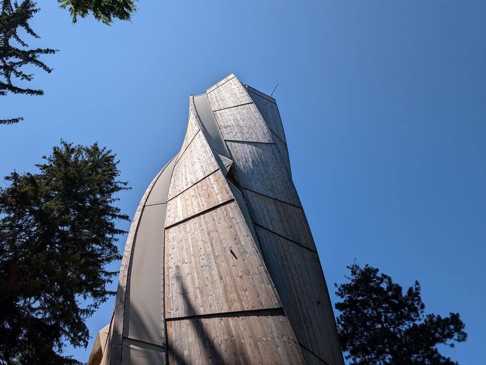 Der Turm auf Dux ragt in die Höhe