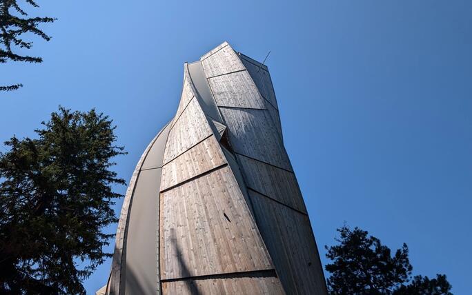 Der Turm auf Dux ragt in die Höhe