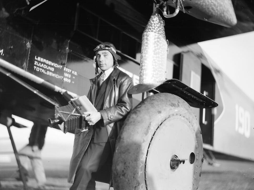 Der St. Galler Pilot und Unternehmer Walter Mittelholzer wurde berühmt mit abenteuerlichen Expeditionsflügen. Das Landesmuseum in Zürich zeigt seine Fotografien vom 20. Juli bis 7. Oktober 2018.