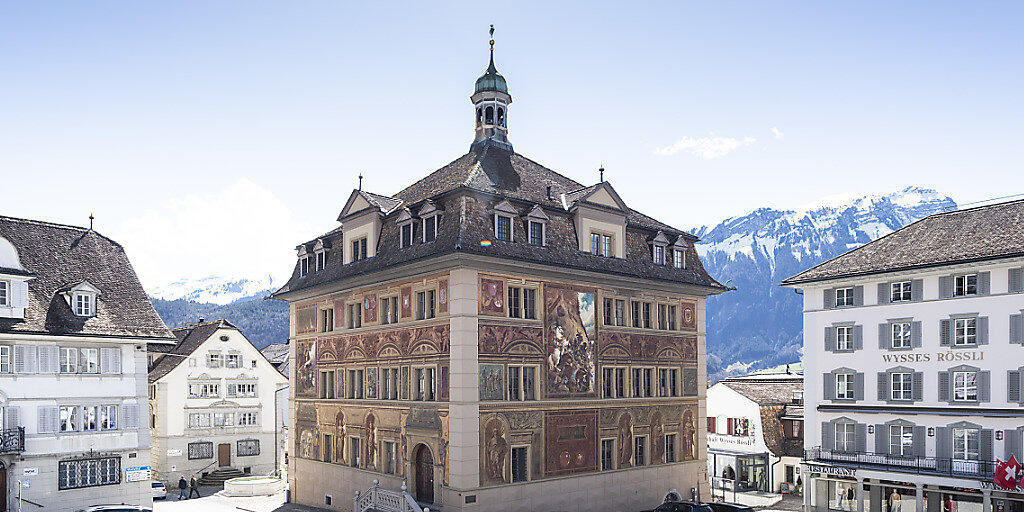 Die Wandmalereien des Rathauses in Schwyz aus dem Jahre 1891 werden aufgefrischt. (Archivbild)