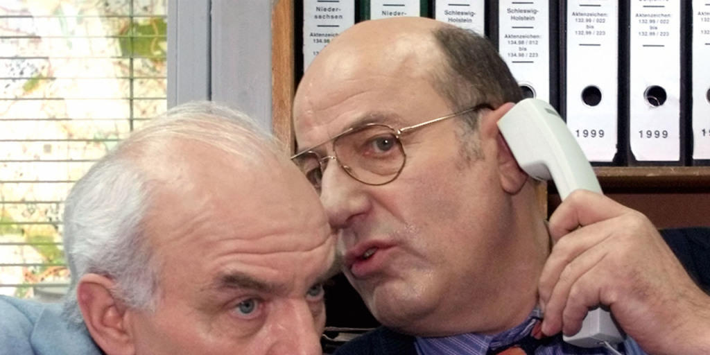 Der Schauspieler Manfred Krug - rechts neben seinem "Tatort"-Kollegen Charles Brauer - ist mit 79 Jahren gestorben. (Archivbild)