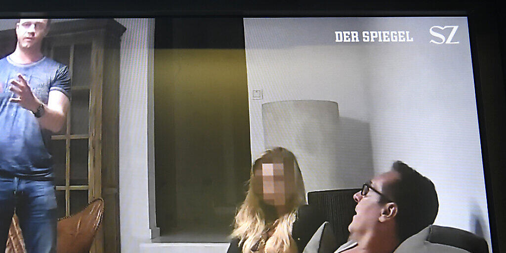 Szene aus dem "Ibiza-Video", das zum Fall der österreichischen Regierung führte: Der damalige Vizekanzler Heinz-Christian Strache auf dem Sofa im Gespräch mit einem unbekannten Lockvogel. (Archivbild)