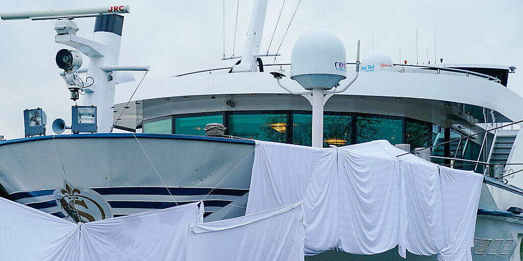 Kollision auf dem Rhein in Deutschland: Das Passagierschiff "MS Thurgau Prestige" ist frontal mit einem Tankschiff zusammengestossen. Kollision auf dem Rhein in Deutschland: Das Passagierschiff "MS Thurgau Prestige" ist frontal mit einem Tankschiff zusammengestossen.