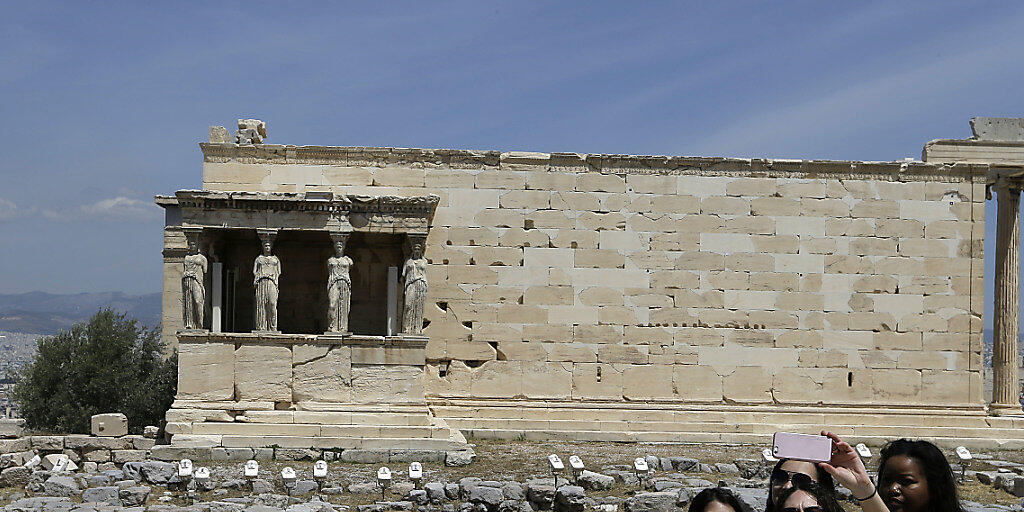 Touristinnen auf der Akropolis in Athen. (Archiv)