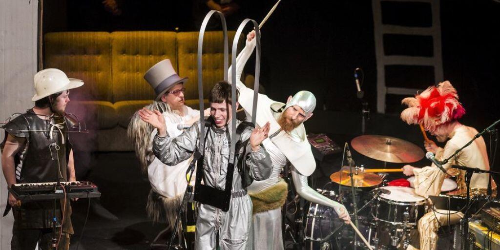Das Duo Blind Butcher in Kooperation mit fünf Musikern der Stiftung Weidli sorgten als "The Intergalactics" an den Stanser Musiktagen am Freitag für volle Ränge.