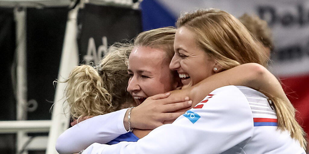 Barbora Krejcikova (Mitte) und Petra Kvitova feiern Katerina Siniakova, die den entscheidenden dritten Punkt holte