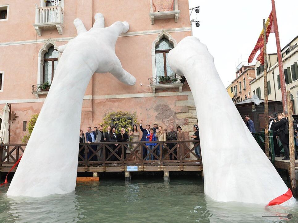 Die monströsen Kinderhände, welche das Hotel "Ca' Sagrada" stützen, müssen weg. Obwohl der Künstler Lorenzo Quinn, Sohn des Schauspielers Anthony Quinn (1915-2001), sein Werk der Stadt Venedig schenkte, drängt die Stadt auf dessen Entfernung. Eine andere Stadt zeigt sich interessiert. (Archivbild)