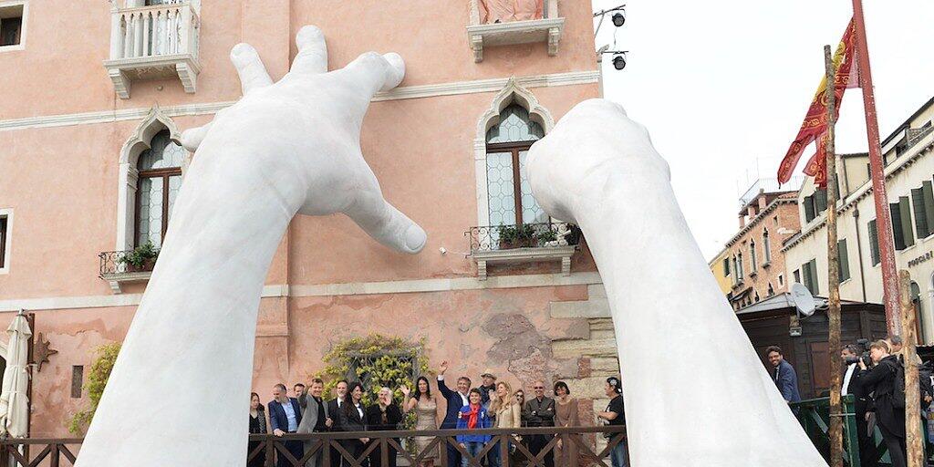 Die monströsen Kinderhände, welche das Hotel "Ca' Sagrada" stützen, müssen weg. Obwohl der Künstler Lorenzo Quinn, Sohn des Schauspielers Anthony Quinn (1915-2001), sein Werk der Stadt Venedig schenkte, drängt die Stadt auf dessen Entfernung. Eine andere Stadt zeigt sich interessiert. (Archivbild)