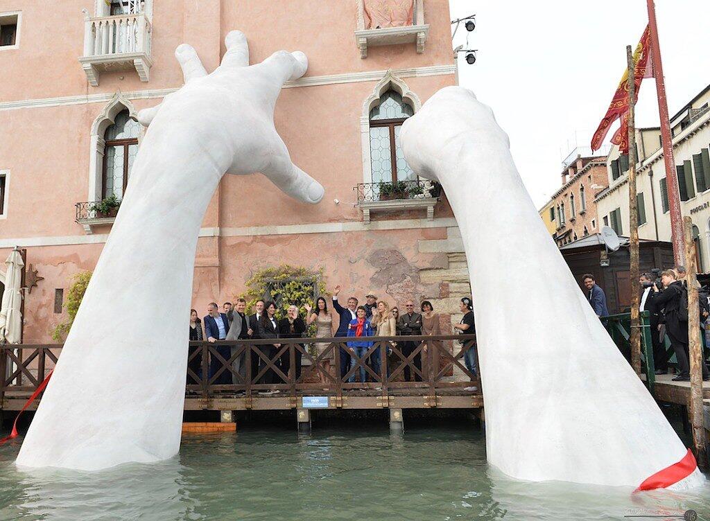Die monströsen Kinderhände, welche das Hotel "Ca' Sagrada" stützen, müssen weg. Obwohl der Künstler Lorenzo Quinn, Sohn des Schauspielers Anthony Quinn (1915-2001), sein Werk der Stadt Venedig schenkte, drängt die Stadt auf dessen Entfernung. Eine andere Stadt zeigt sich interessiert. (Archivbild) Die monströsen Kinderhände, welche das Hotel "Ca' Sagrada" stützen, müssen weg. Obwohl der Künstler Lorenzo Quinn, Sohn des Schauspielers Anthony Quinn (1915-2001), sein Werk der Stadt Venedig schenkte, drängt die Stadt auf dessen Entfernung. Eine andere Stadt zeigt sich interessiert. (Archivbild)