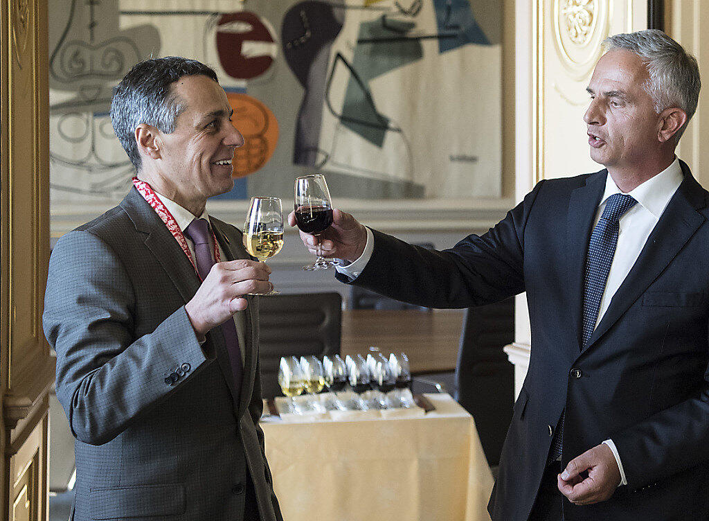 Der Alte und der Neue: Nach der Schlüsselübergabe stösst der scheidende Aussenminister Didier Burkhalter mit dem neuen Bundesrat Ignazio Cassis an.