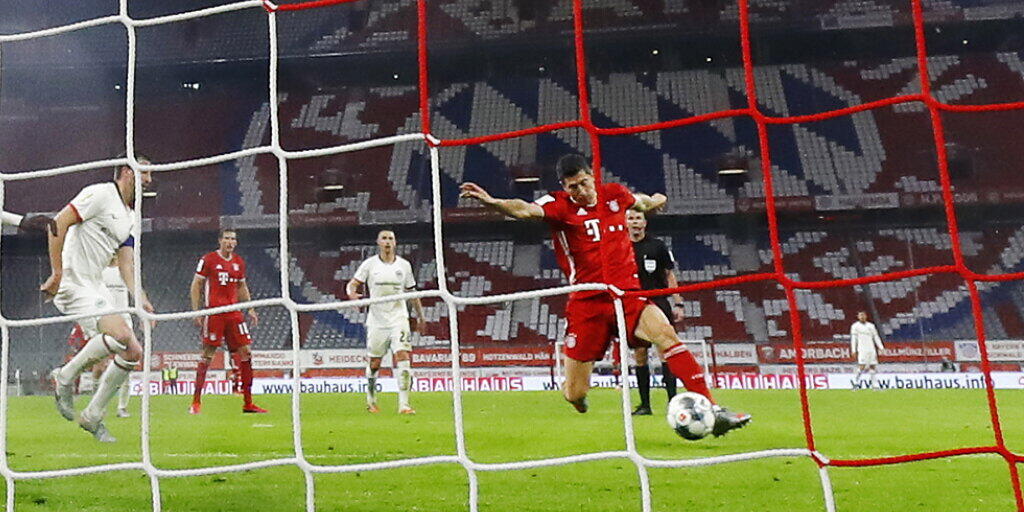 Robert Lewandowski (rechts/am Ball) schoss die Bayern mit seinem Tor in der 74. Minute gegen Eintracht Frankfurt in den Final