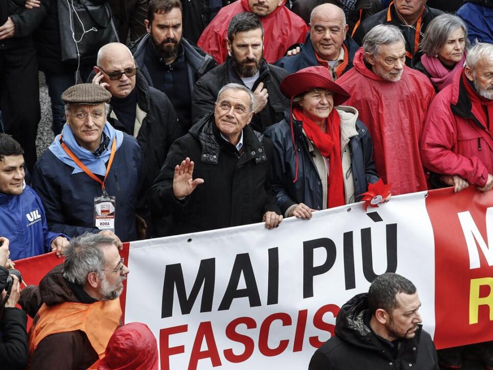 In Rom haben Zehntausende Menschen gegen Faschismus und Rassismus demonstriert.