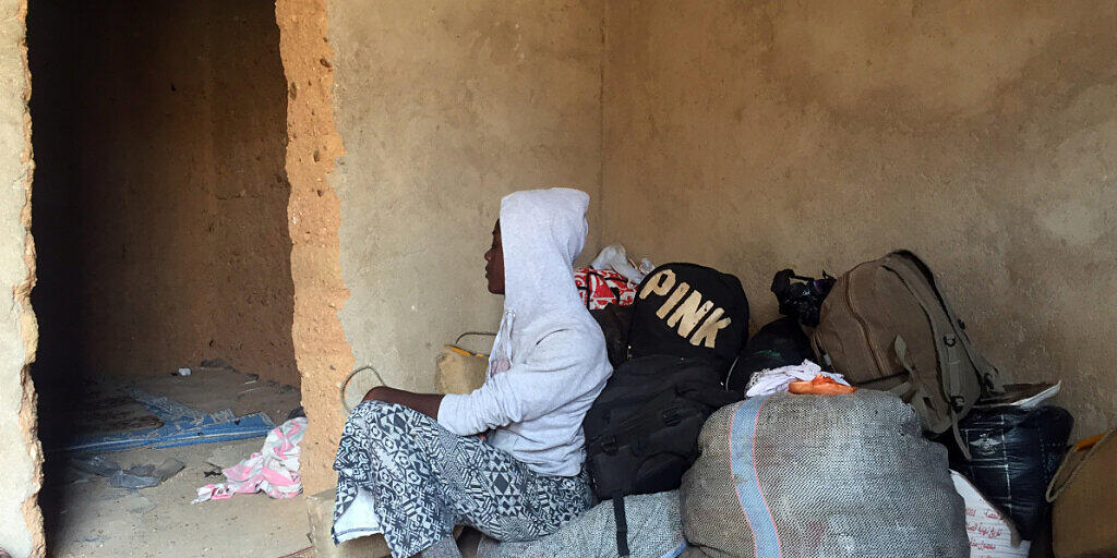 ARCHIV - Eine Nigerianerin sitzt in einem Ghetto in der nigrischen Stadt Agadez, einem Umschlagpunkt für Flüchtlinge am Rande der Sahara, kurz vor ihrer Abfahrt nach Libyen. Foto: picture alliance / Kristin Palitza/dpa