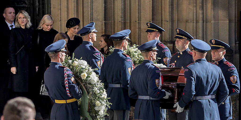 Mit einem Staatstrauertag und einem Gottesdienst im Prager Veitsdom nahm Tschechien am Samstag Abschied von Karel Gott. Mit einem Staatstrauertag und einem Gottesdienst im Prager Veitsdom nahm Tschechien am Samstag Abschied von Karel Gott.