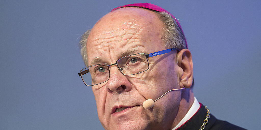 Der Churer Bischof Vitus Huonder (Archivbild) hat Strafanzeige gegen einen Bündner Pfarradministrator eingereicht. Dieser wird verdächtigt, "strafbare Handlungen gegen die Integrität einer erwachsenen Person" begangen zu haben.