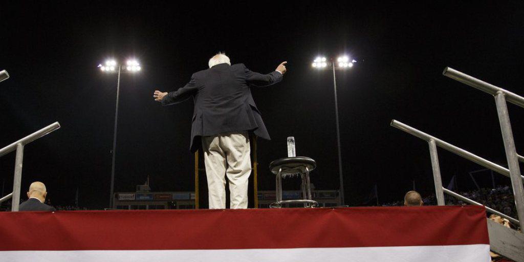 Bernie Sanders spricht zu Anhängern am Dienstag in Carson, Kalifornien.