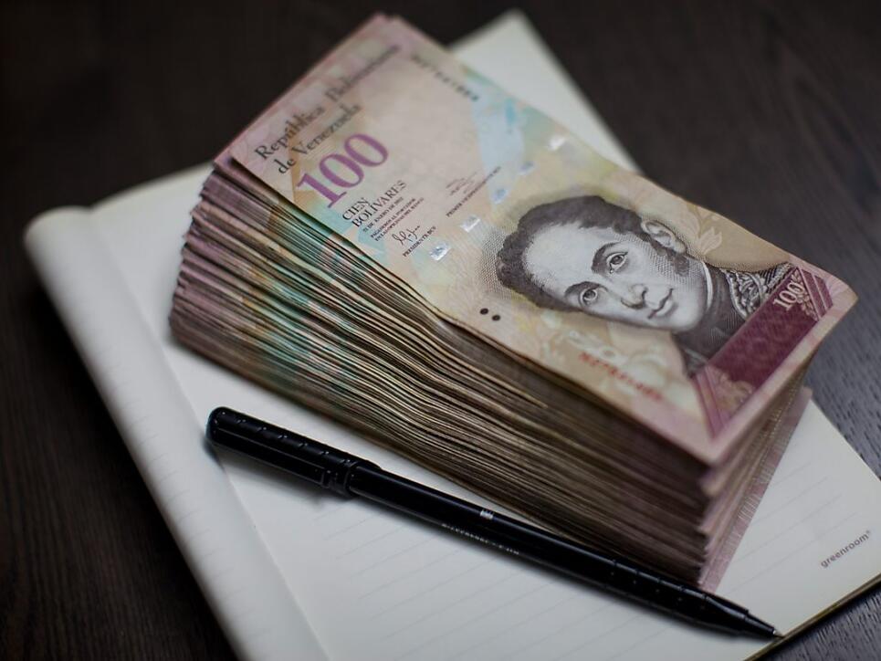 Die Inflation ist riesig, der Staat hochverschuldet: Die Sorge bei S&P um einen Staatsbankrott Venezuelas wächst - weshalb die Ratingagentur die Kreditwürdigkeit des Landes weiter herabstuft.