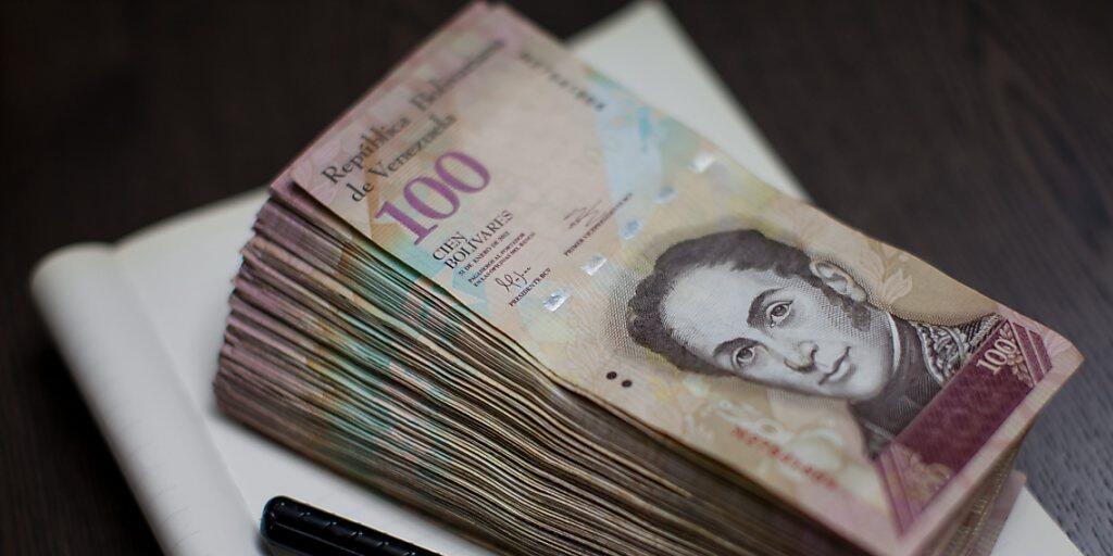 Die Inflation ist riesig, der Staat hochverschuldet: Die Sorge bei S&P um einen Staatsbankrott Venezuelas wächst - weshalb die Ratingagentur die Kreditwürdigkeit des Landes weiter herabstuft.