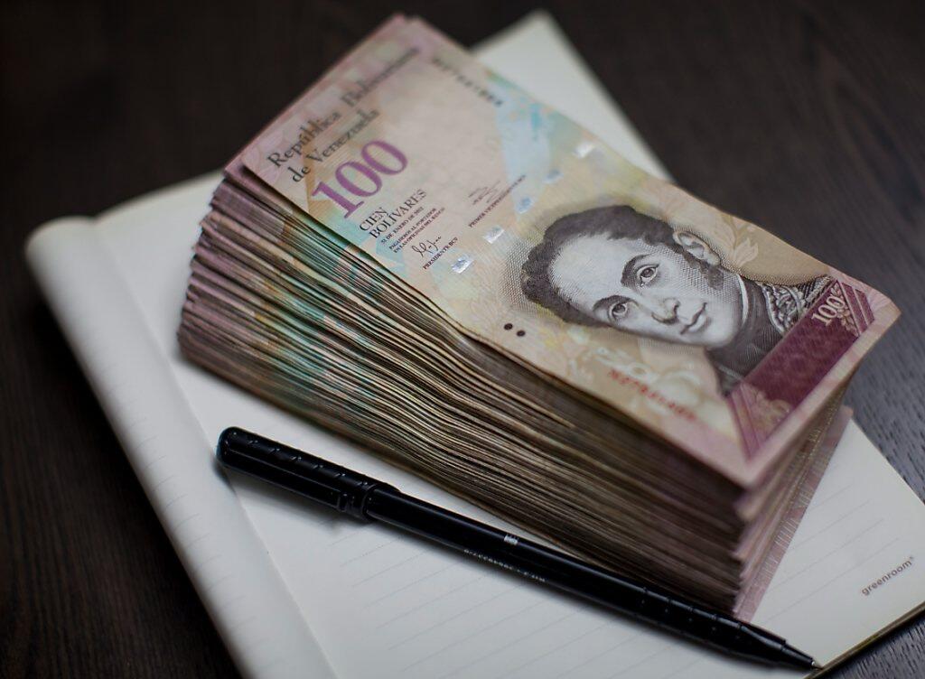 Die Inflation ist riesig, der Staat hochverschuldet: Die Sorge bei S&P um einen Staatsbankrott Venezuelas wächst - weshalb die Ratingagentur die Kreditwürdigkeit des Landes weiter herabstuft.