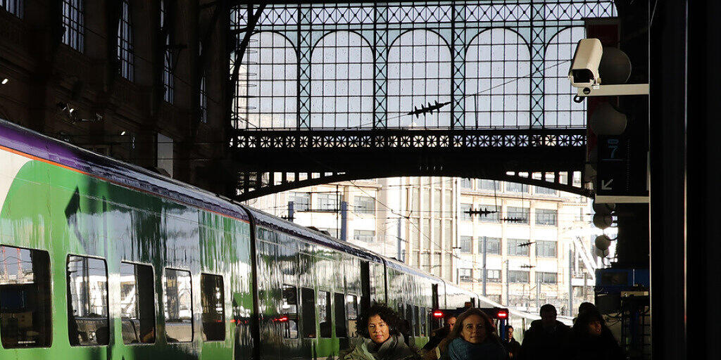 Reisende am Samstag am Pariser Gare du Nord - auch am Sonntag gab es wegen Streiks massive Behinderungen im Fern- und Nahverkehr. Reisende am Samstag am Pariser Gare du Nord - auch am Sonntag gab es wegen Streiks massive Behinderungen im Fern- und Nahverkehr.