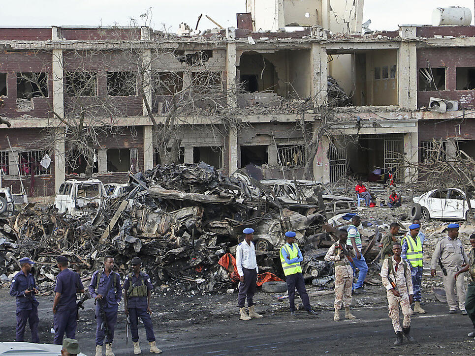 Zerstörte Gebäude, verbrannte Autos: Einen Tag nach der gewaltigen Explosion suchen Rettungskräfte unter den Trümmern weiter nach Anschlagsopfern.