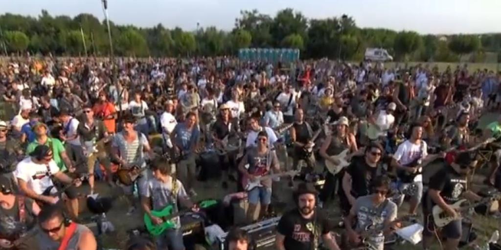 Ein Teil der 1000 italienischen Musiker, die den Foo-Fighters-Song "Learn to Fly" performen (Screenshot Youtube)