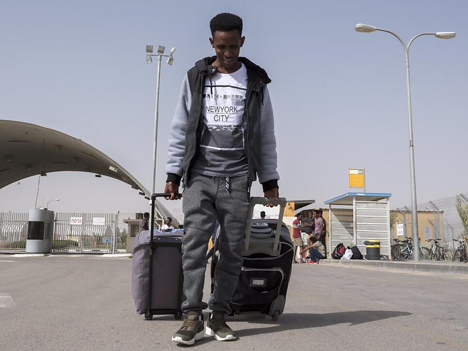 Flüchtlinge sollen nicht mehr in die Nachbarstaaten ihres Heimatlandes reisen dürfen. Die Staatspolitische Kommission des Ständerates (SPK) will das Reiseverbot ausweiten. (Symbolbild)