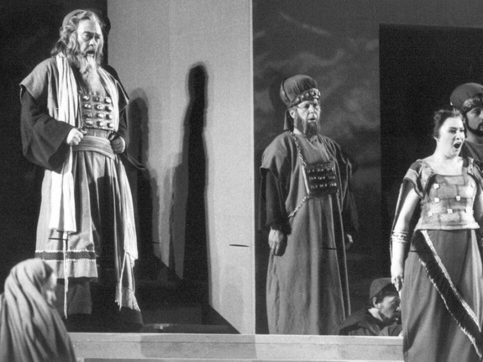 Bonaldo Giaiotti als Zaccaria (links) 1986 auf der Bühne des Zürcher Hallenstadions in Giuseppe Verdis "Nabucco". Am Dienstag ist der Sänger - einer der besten Bässe seiner Generation - mit 85 Jahren gestorben.