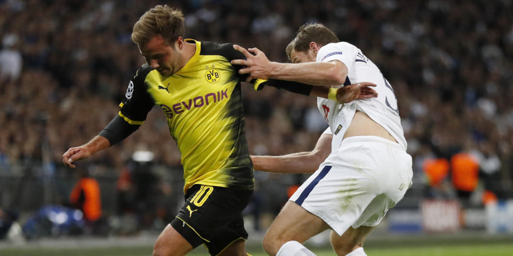 Mario Götze im Zweikampf mit Tottenhams Jan Vertonghen
