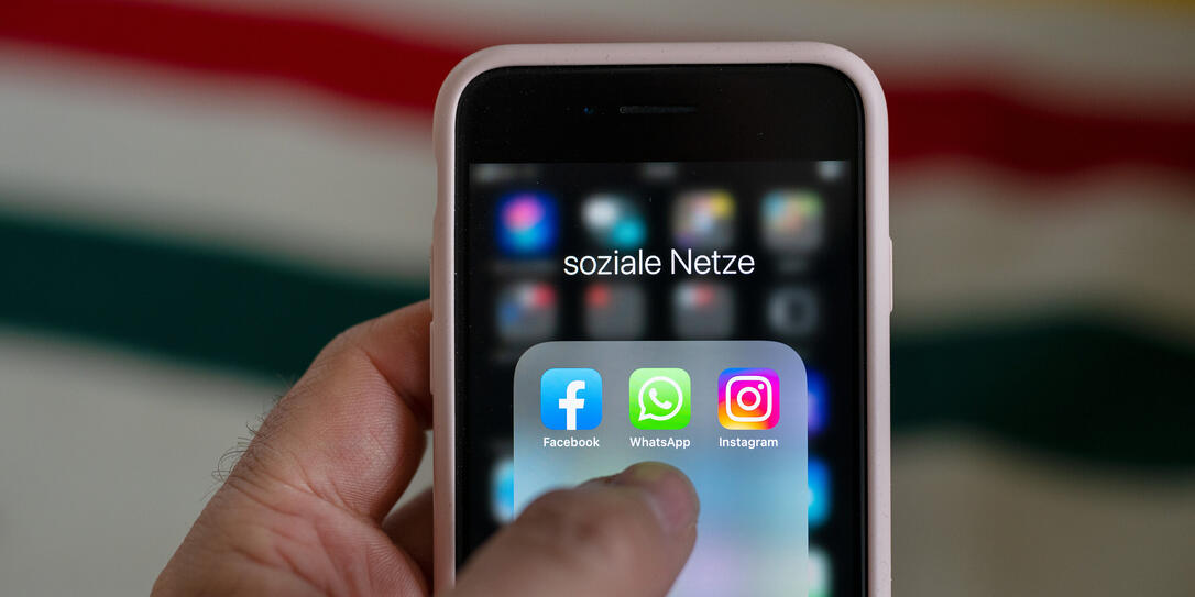 APP, APPS, APPLIKATION, MOBILTELEFON, SMARTPHONE, HANDY, NATEL, SOCIAL MEDIA, SOZIALE MEDIEN, FACEBOOK WHATSAPP, WHATS APP, INSTAGRAM, BILDSCHIRM, INSTANT MESSAGING, MESSAGING, CHAT,  SOZIALE NETZWERKE,