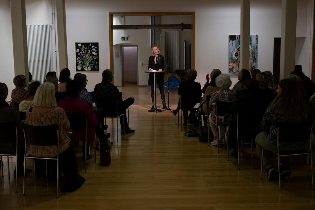 Vernissage «Flowers to go» von Yael Teitler im Gasometer, Triesen