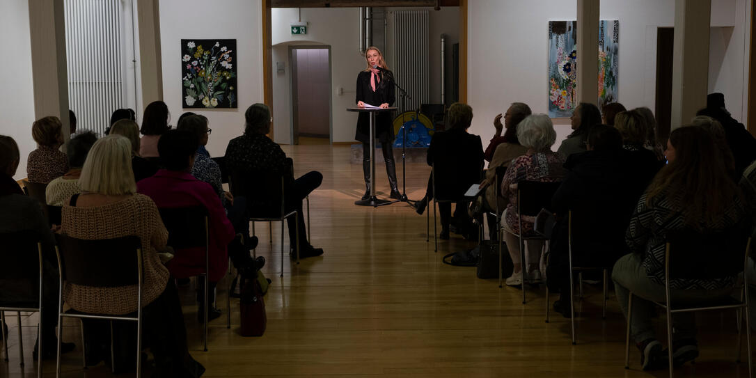 Vernissage «Flowers to go» von Yael Teitler im Gasometer, Triesen