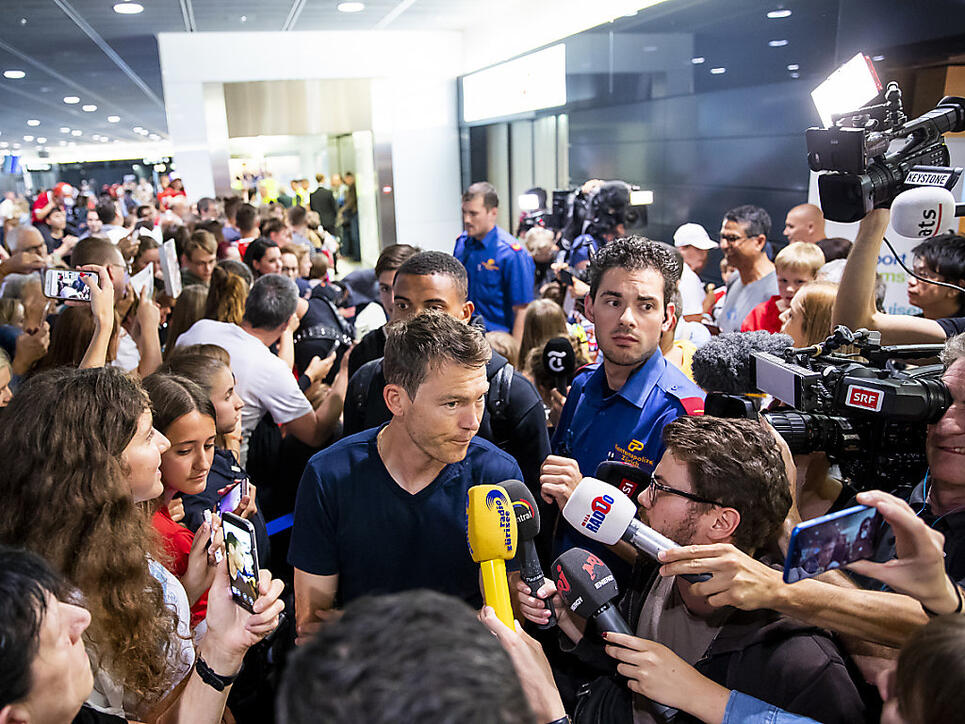 Captain Stephan Lichtsteiner (vorne) bei der Ankunft am Flughafen Kloten